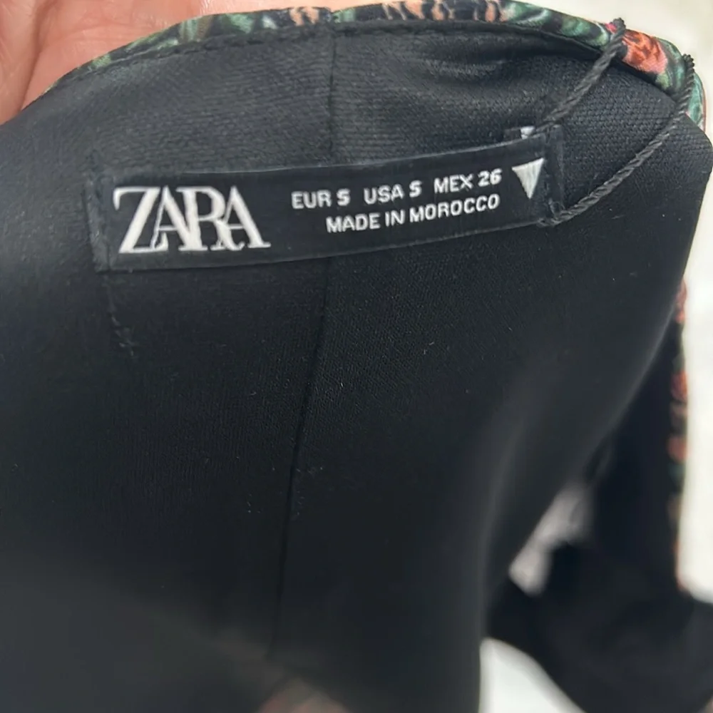 Zara New With Tags Long‎ Sleeve Floral Crop Top. Size S